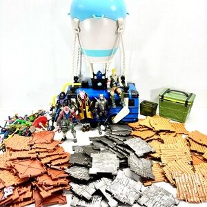 Fortnite Battle Royale Collection Bus With 5 Jazwares Figures & Accessories